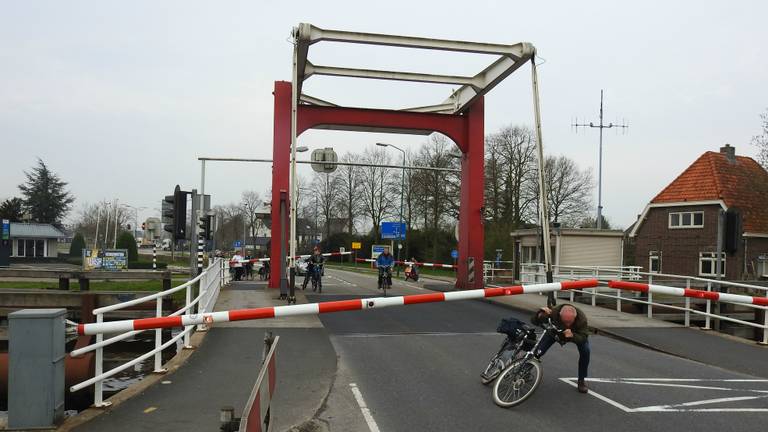 Niet iedere fietser kon het geduld opbrengen om te wachten totdat de storing voorbij was (foto: Danny van Schijndel).