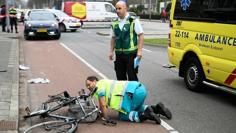 Een hulpverlener bekijkt de fiets van het slachtoffer (Foto: Dave Hendriks/SQ Vision)