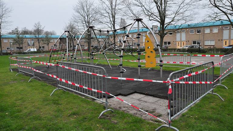 Kinderen weer de dupe van tegeldieven in Waalwijk. Foto: Marvin Doreleijers