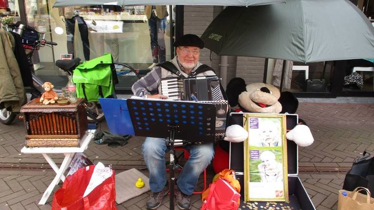 Accordeonist Juul Bouman werd bekogeld met eieren. Hij stopt ermee(Foto: Juul Bouman)