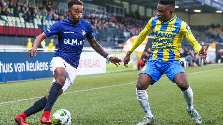 RKC'er Robby Ndefe (rechts) in duel met Lisandro Semedo. (Foto: Orange Pictures)