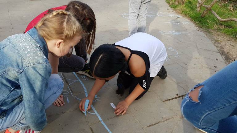 Rekensommen maken op het schoolplein (foto: Merel de Leuw)