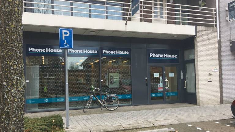 De overvallen winkel van The Phone House in Best (foto: Jozef Bijnen/SQ Vision Mediaprodukties).
