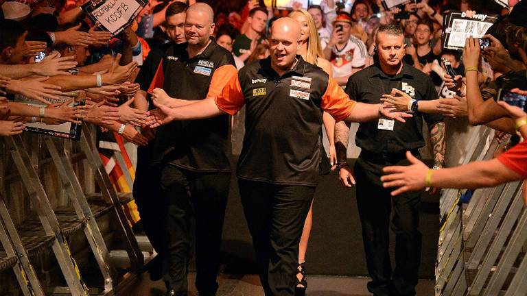 Michael van Gerwen en Raymond van Barneveld treffen elkaar in Rotterdam. (foto: VI Images)