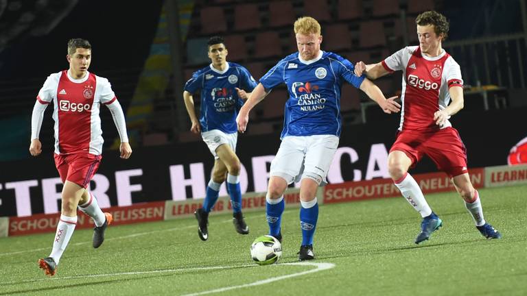 FC Den Bosch-aanvaller Jort van der Sande in actie tegen Jong Ajax . (Foto: Henk van Esch)