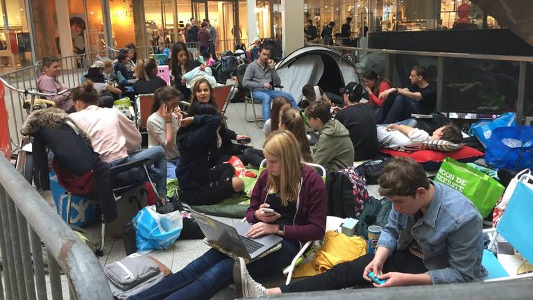 Bijna honderd mensen liggen voor de ingang van de nieuwe winkel van Dunkin' Donuts. (foto: Raymond Merkx).