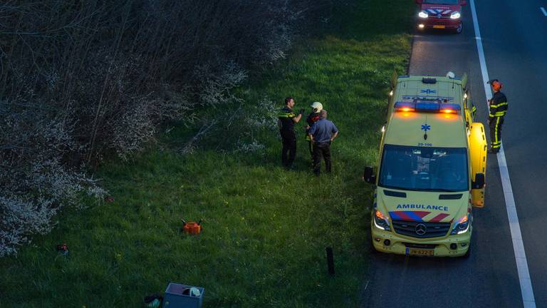 Hulpdiensten staan bij de plek waar de gewonde man werd aangetroffen. (Foto: Marco Verhage/SQ Vision)