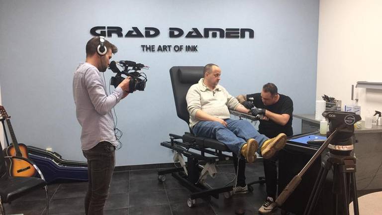 Grad Damen zette een tatoeage tijdens tv-programma Steenrijk Straatarm, en kreeg daarna veel negatieve reacties. (Foto: Grad Damen)