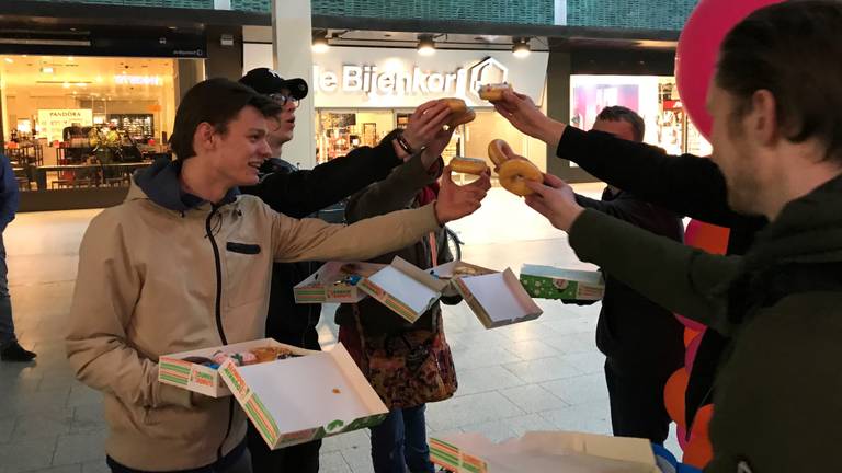 Er werd woensdagochtend 'geproost' met donuts in Eindhoven. (Foto: Ilse Schoenmakers)