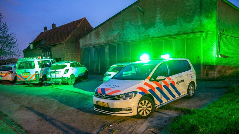 Politiewagens bij de hennepdrogerij (Foto: Christian Traets/SQ Vision)