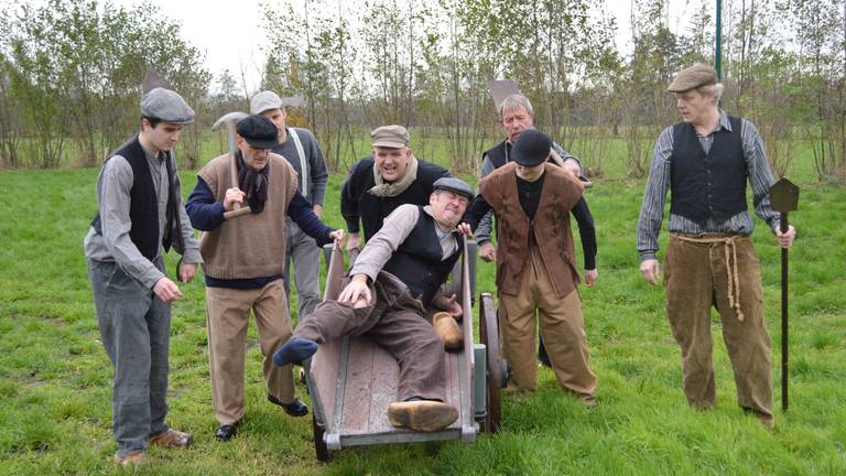 Acteurs tijdens repetitie van 'Weg uit de Peel'. (Foto: Bas Leenders)