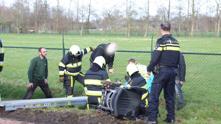 Omwonenden kwamen het slachtoffer te hulp. (Foto: Maickel keijzers / Hendriks multimedia)