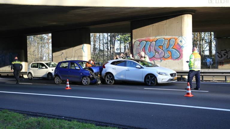 Dit ongeluk zorgt voor een lange file op de A67 bij Veldhoven. (Foto: SQ Vision)