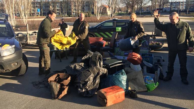 Boze boswachters dumpen afval bij provinciehuis