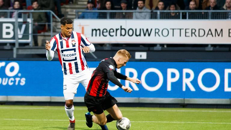 Willem II'er Daryl Lachman gaat in de fout tegen Mike van Duinen. (Foto: VI Images)