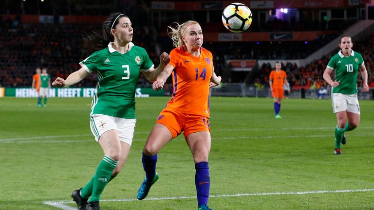 Jackie Groenen in actie tijdens de wedstrijd tegen Noord-Ierland (foto: VI Images)