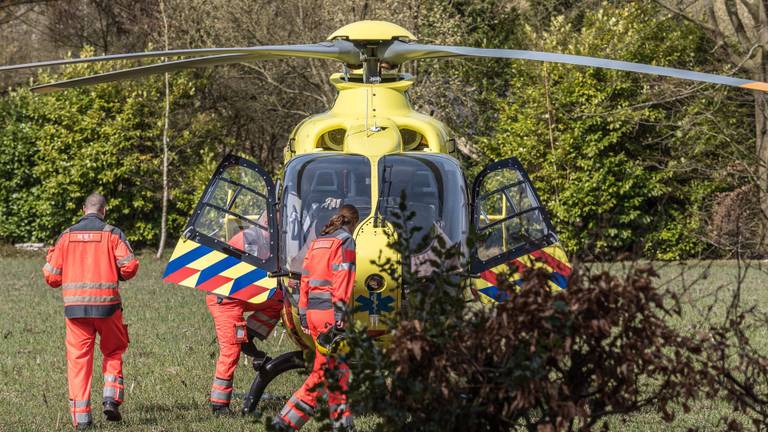 De ruiter werd met spoed afgevoerd naar het ziekenhuis (foto: Tom van der Put/SQ Vision Mediaprodukties)