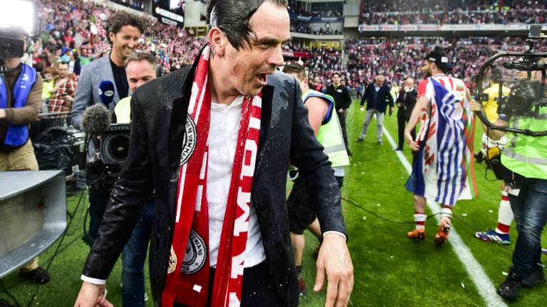 PSV-coach Phillip Cocu liep een nat pak op. (Foto: ANP)