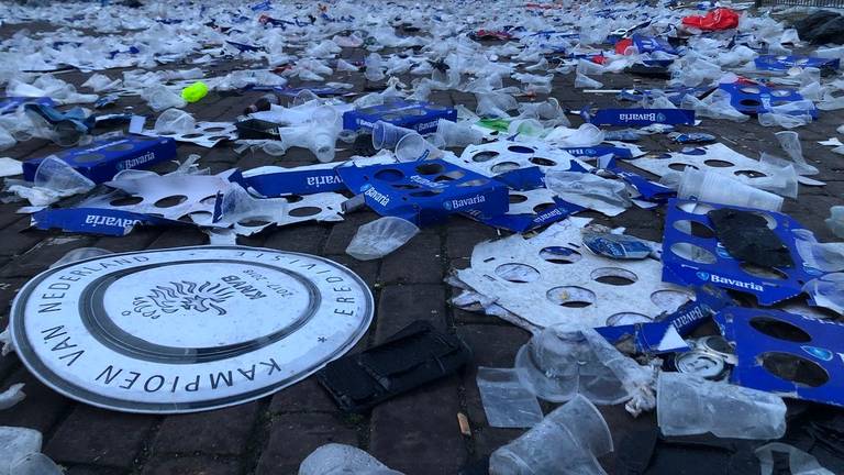 Het beeld op straat in Eindhoven maandagochtend. (Foto: Alice van der Plas)