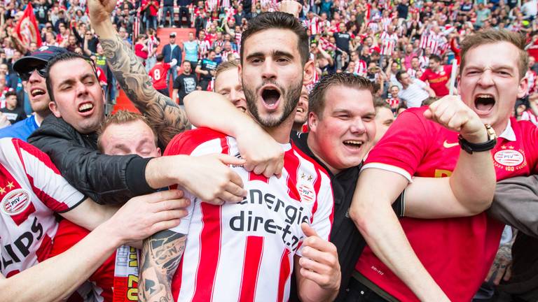 Gastón Pereiro viert zijn openingsdoelpunt in de kampioenswedstrijd tegen Ajax. (Foto: VI Images)