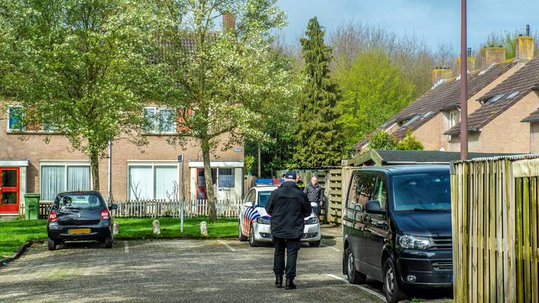 In Oudenbosch viel een arrestatieteam een woning in de Spuilaan binnen. (Foto: Peter Braakmann)