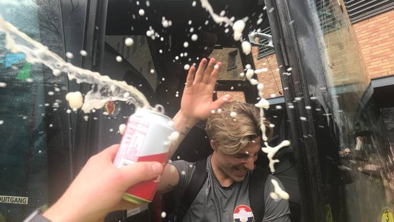 Willem II-aanvaller Fran Sol is het middelpunt van een bierdouche. (Foto: De Kruikenzeiker)