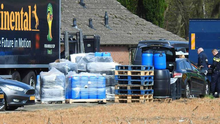 De politie ruimt een pand in Odiliapeel uit. (Foto: Danny van Schijndel).