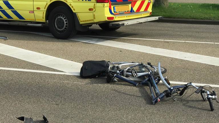 De fiets was na het ongeluk in meerdere stukken gebroken. (Foto: Bart Meesters).