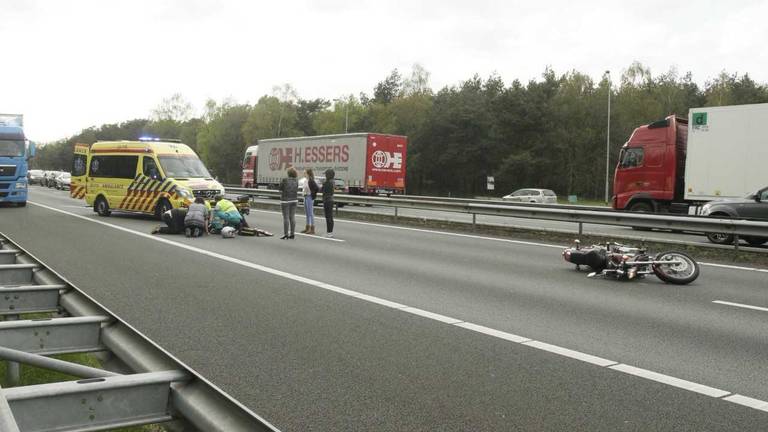 De A67 moest worden afgesloten na het ongeluk. (Foto: Pim Verkoelen/SQ Vision Mediaprodukties).