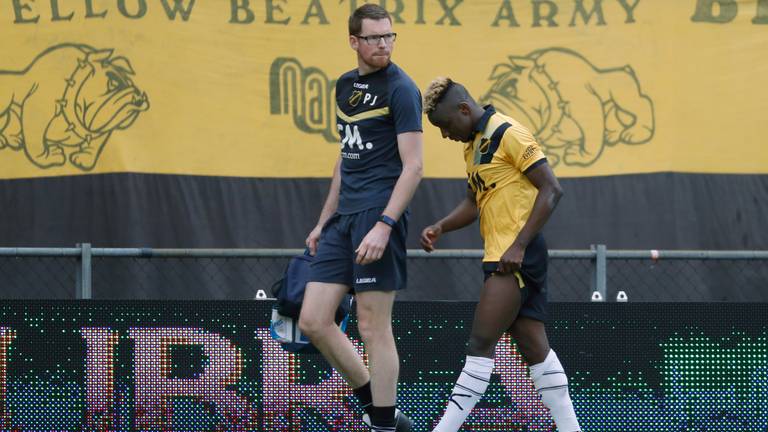 Het seizoen is voorbij voor Thierry Ambrose van NAC. (Foto: VI Images)