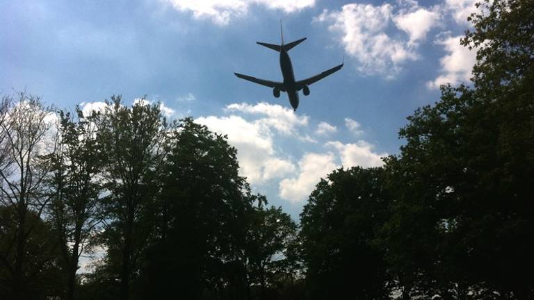 Een vliegtuig op weg naar Eindhoven Airport (foto: Raoul Cartens)