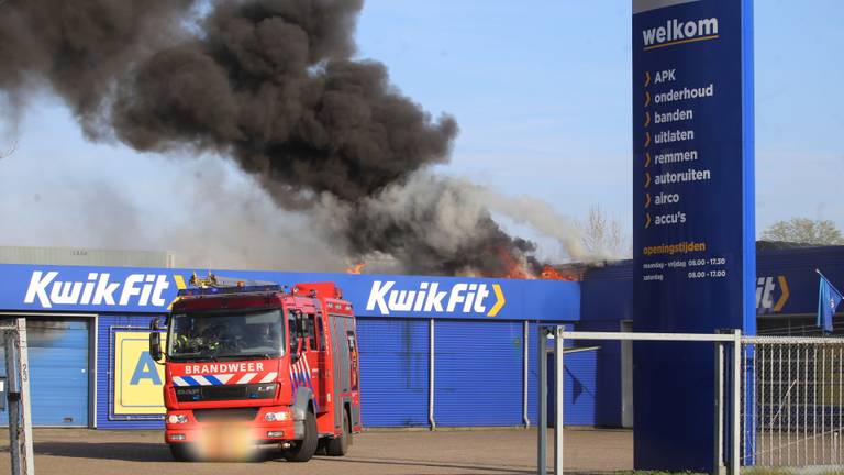 Brand bij de Kwik-Fit in Etten-Leur. Foto: Alexander Vingerhoeds