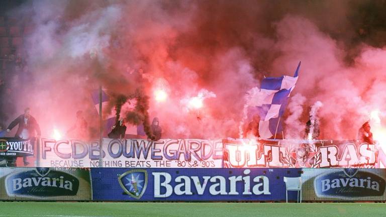 Supporters van FC Den Bosch op de M-Side (foto: VI Images).