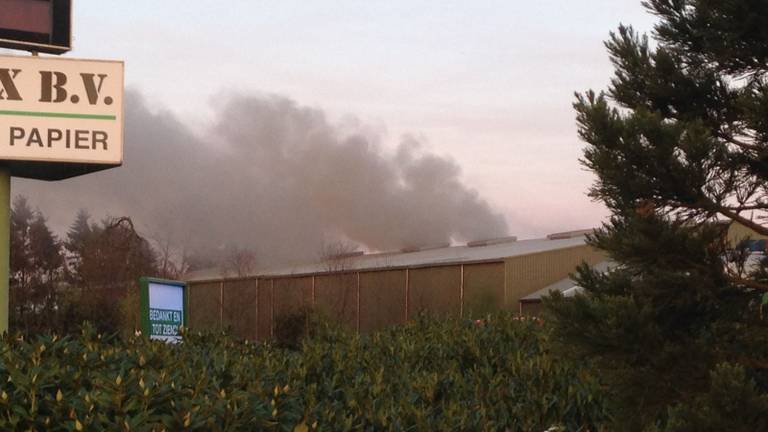 De brand woedt bij papiergroothandel Box. (Foto: Justin van kollenburg).