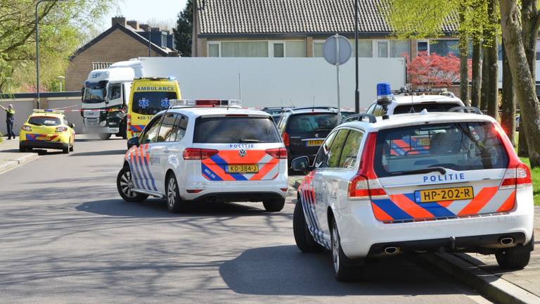 Vrouw komt onder vrachtwagen terecht (Foto: Perry Roovers)