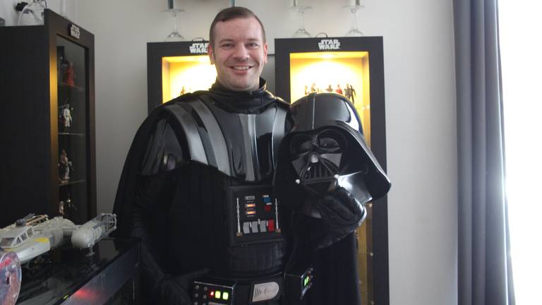 Joost Dirkx in zijn pak van Darth Vader. (Foto: BankGiro Loterij)