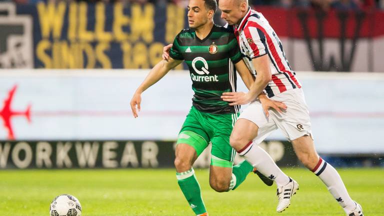 Elmo Lieftink van Willem ll in duel met Sofyan Amrabat. (Foto: VI Images)