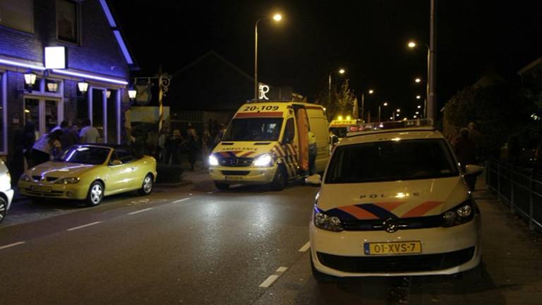 De hulpdiensten destijds bij het café waar de man werd neergestoken. (Foto: Alexander Vingerhoeds/ Obscura Foto)