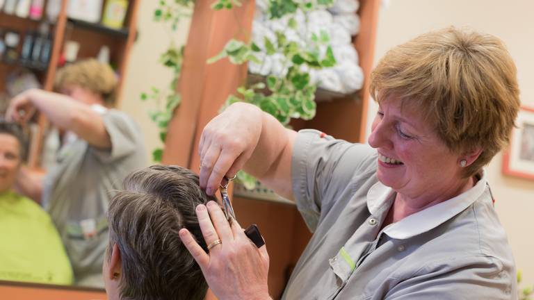 Ziekenhuiskapster Heike Kleinfeld probeert haar klanten met een knipbeurt een goed gevoel te geven. (foto: Vorm en Beeld, Bravis Ziekenhuis)