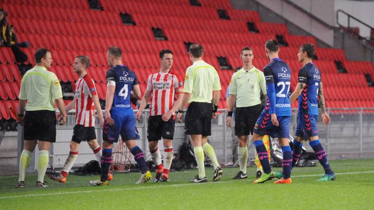 De spelers lopen van het veld vanwege het onweer (foto: OrangePictures).