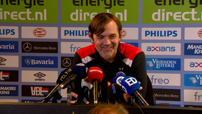 Trainer Phillip Cocu tijdens de persconferentie. Foto: Omroep Brabant