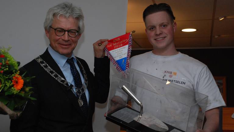 De trotse Kevin en een trotse Friese burgemeester. (Foto: Koninklijke Nederlandse Bouwkeramiek )