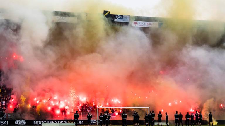 De NAC-supporters bezorgen de spelers een sfeervolle training. (Foto: Marcel van Dorst)