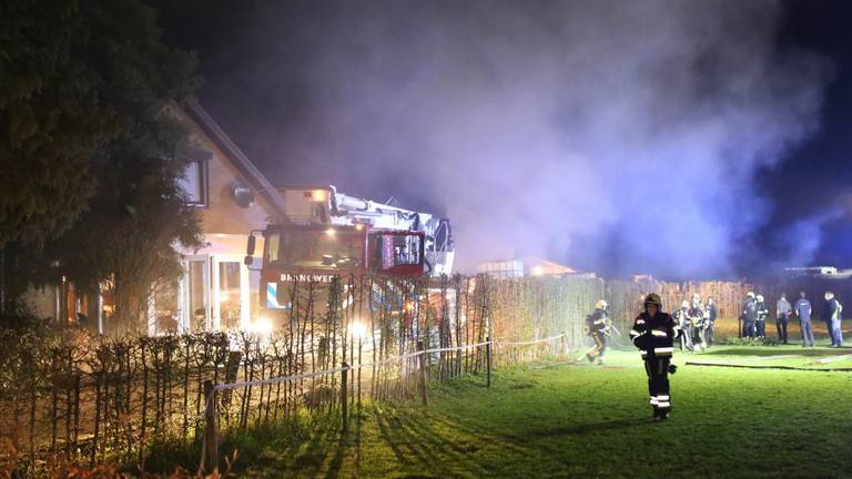 Bij de brand is veel rook vrijgekomen (foto: Marco van den Broek/SQ Vision Mediaprodukties)