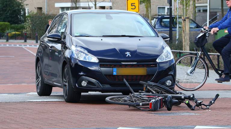 De auto raakte het tweetal op het fietspad (foto: Charles Mallo/SQ Vision Mediaprodukties)