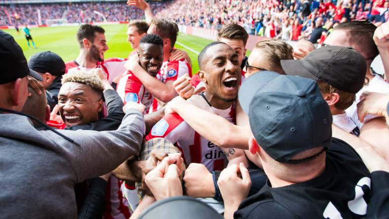 Steven Bergwijn en Joshua Brenet vieren de titel met de fans. (Foto: VI Images)