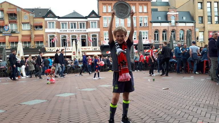 Deze jonge fan weet het zeker: de schaal is binnen! (Foto: SQ Vision)