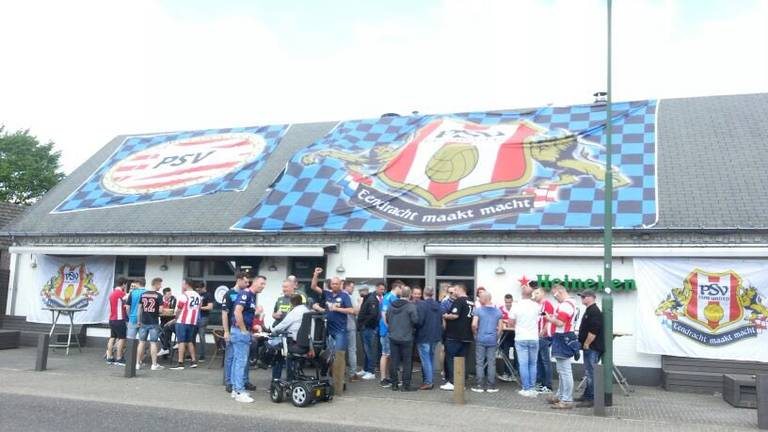 De PSV-vaandels pronken trots op het café (foto: Joep Deckers).