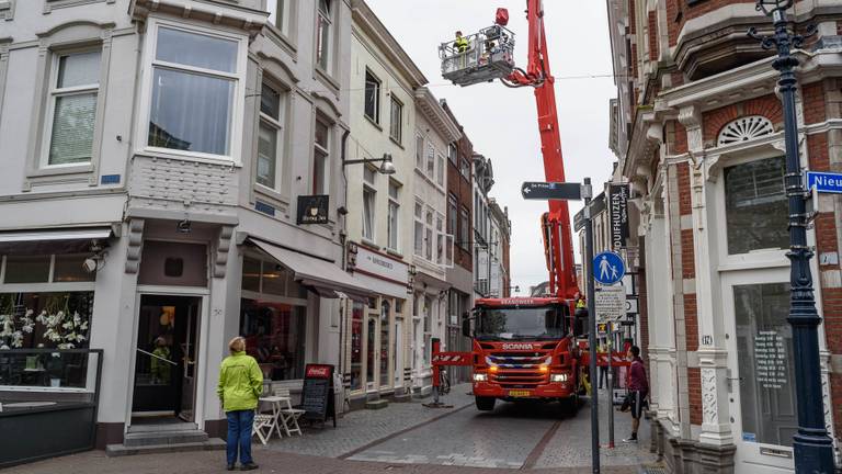 De Torenstraat was compleet afgesloten tijdens de reddingsactie. (Foto: Tom van der Put/ SQ Vision)