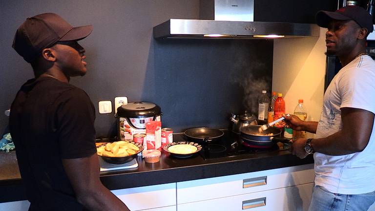 Thomas Agyepong en Matthew Amoah maken Ghanese eggstew met plantain.